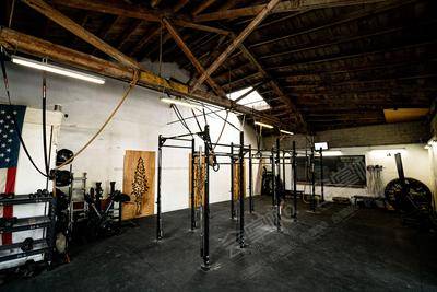 Warehouse Gym With Interior and Exterior Space!场地环境基础图库